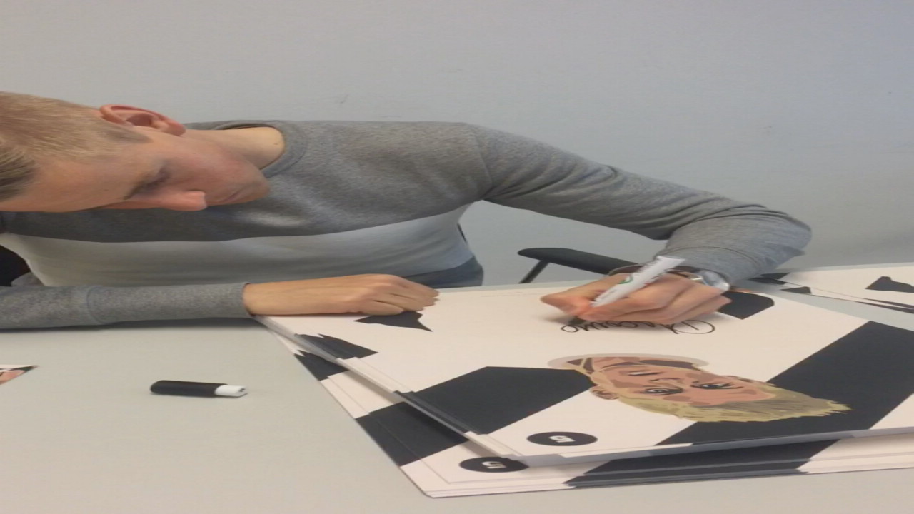 Thomas Grøgaard signerer
